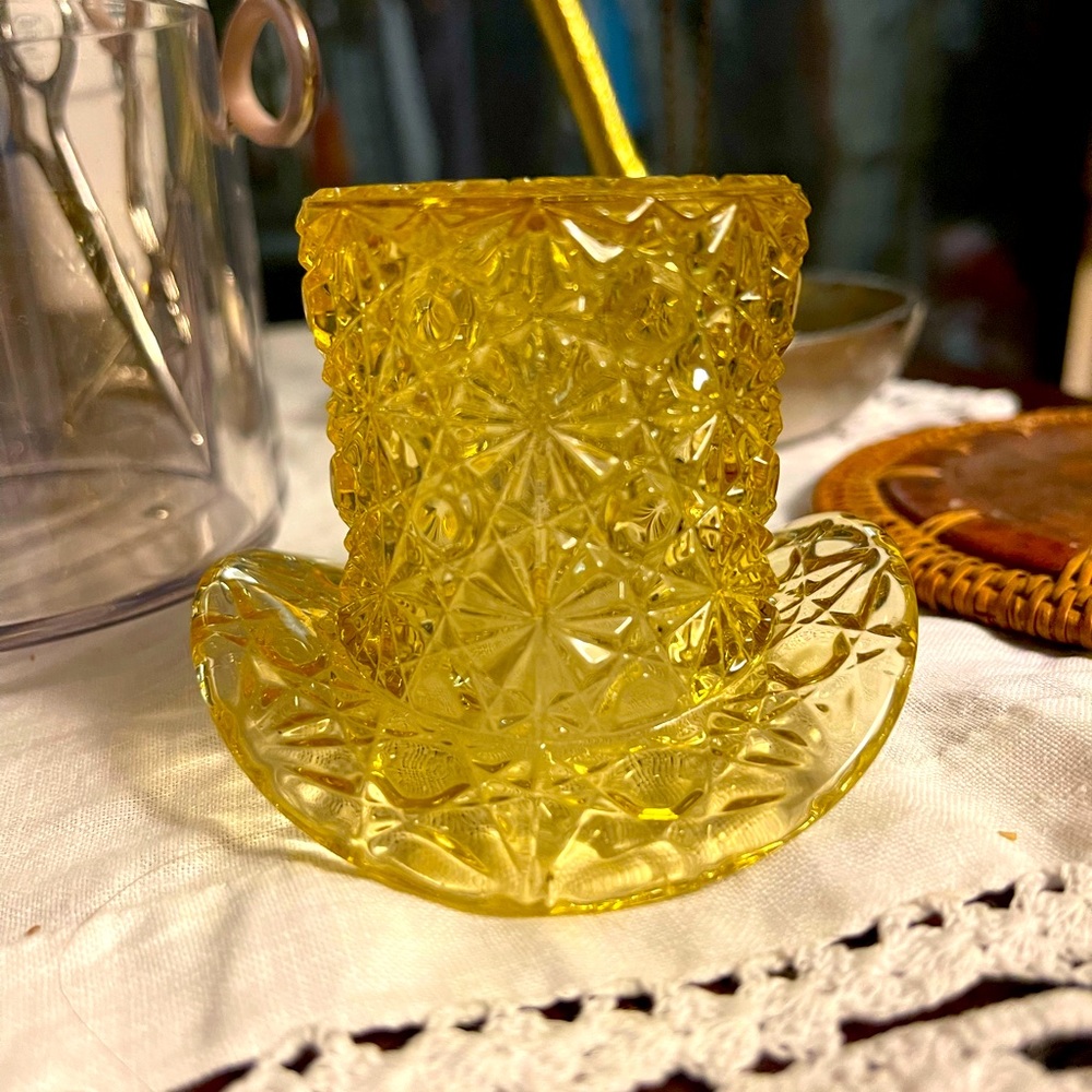 Vintage Fenton glass top hat